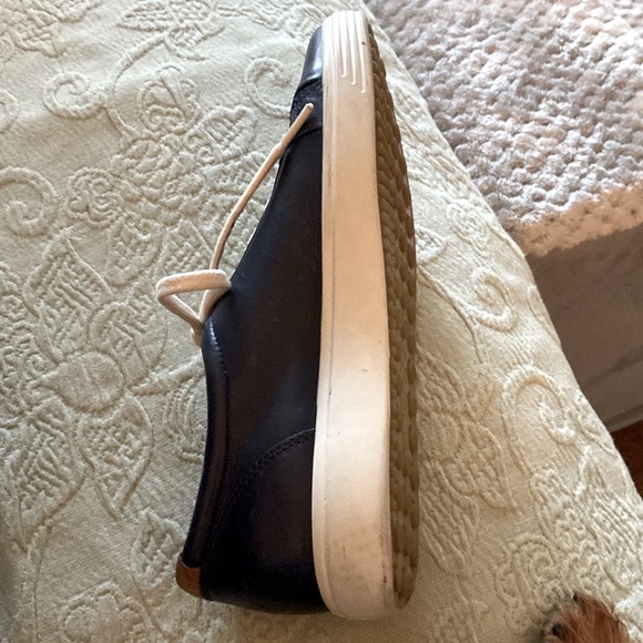 Navy Blue ECCO Leather sneakers. Size39EU/8US. Slight scuff on upper right shoe - Picture 5 of 16